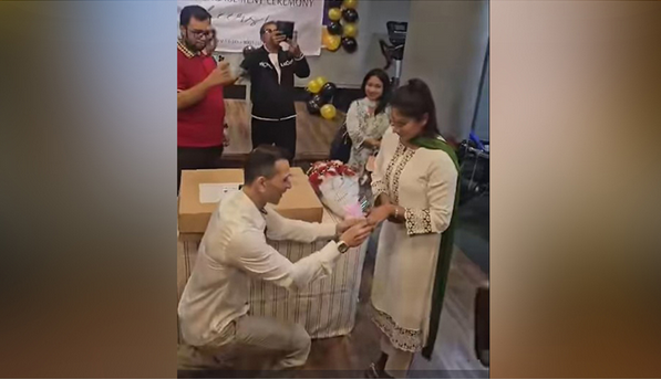 হাঁটু গেড়ে আংটি পরিয়ে বাগদান সারলেন সোহেল তাজ, কনে কে?